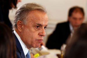 Anuncian acción legal contra Santelices por vincular aumento de VIH con migrantes