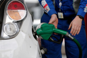 Anuncian nuevas bajas en los precios de los combustibles