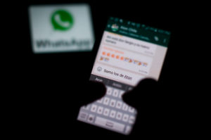 Servicio de Salud debe pagar $15 millones a doctora suspendida por Whatsapp