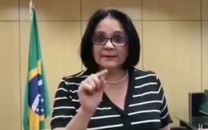 Ministra de la Mujer de Bolsonaro mintió sobre sus títulos universitarios: justifica que sus estudios son “bíblicos”