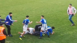 Dos futbolistas fueron agredidos al interior de la cancha por hinchas rivales