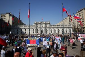 Adultos mayores protestaron frente a La Moneda pidiendo mejor calidad de vida