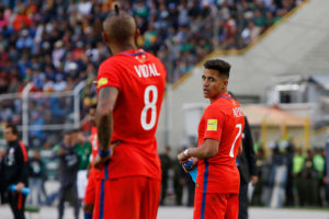 Alexis Sánchez y Arturo Vidal integran top ten de jugadores que más se han desvalorizado