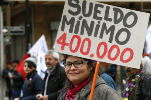 Reajuste del sueldo mínimo a $301.000 beneficiará a 300 mil personas