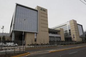 El caso del doctor Manuel Álvarez y los más de US$280 mil en acuerdos por demandas laborales que arrastra la Clínica Las Condes