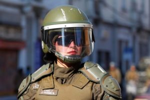 La norma de Carabineros que obliga a mujeres a entregar el sostén cuando son detenidas