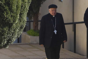 Ricardo Ezzati intentó evitar notificación de demanda por violación en contra de Tito Rivera