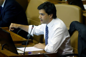 Diputado de RN anunció viaje a Venezuela: 