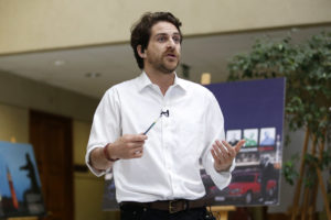 Diputado Winter publica mensajes de bots de Twitter apoyando Admisión Justa y envía mensaje lleno de ironía a ministra Cubillos