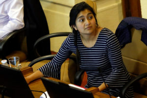 Diputadas del Frente Amplio critican a par de RN por regalarles chocolates por 8M