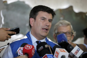 Piden aclarar la compra de 27 departamentos por parte del superintendente de Servicios Sanitarios