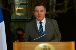 Ministro Ampuero no irá al concierto de Paul McCartney con el resto del gabinete