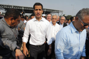 Juan Guaidó vuelve a Venezuela en medio de manifestaciones y bajo amenazas de detención
