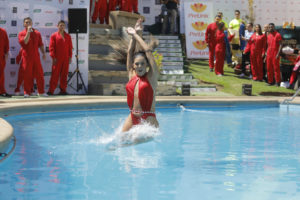 FOTOS + VIDEO | Así fue el elegante piscinazo de Chantal Gayoso, la Reina de Viña 2019