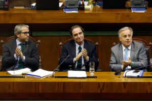 Diputados aprueban subir penas por golpear a docentes y funcionarios de la salud