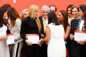 Ministra del Deporte se enfrenta a Kast por atleta transexual reconocida por el Gobierno