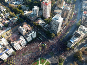 Multitudinaria marcha por el 8M en la Alameda de Santiago