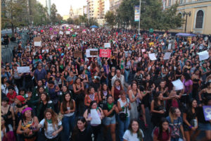 Sin incidentes y con más 190 mil personas culminó marcha por el 8M en Santiago