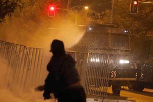 Estudiante resultó con fractura tras recibir impacto de carro lanzagua de Carabineros