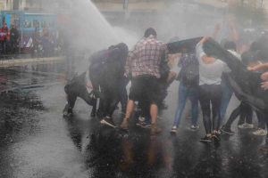 INDH se querellará por caso de estudiante lesionada por carro lanza agua en marcha del 8M