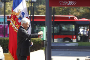 Video de un complicado Sebastián Piñera intentando utilizar la tarjeta Bip! en el lugar equivocado se hace viral
