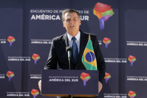 The Guardian desmenuza la estadía de Bolsonaro en Chile y destaca el incidente por el 