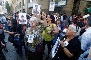 Familiares de DD.DD. marcharon por la Alameda en medio del Prosur