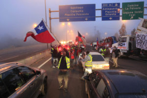 Camioneros de Valparaíso mantienen bloqueo parcial de Ruta 68 por pérdida de carga