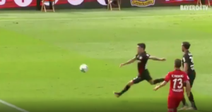 VIDEO | El impresionante gol de volea de Charles Aránguiz en el triunfo del Leverkusen