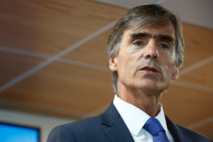 Ministro de Economía niega su 