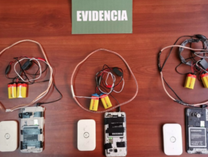 Detienen a tecnológica banda que 'soplaba' respuestas de prueba de conducir en Antofagasta