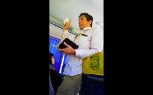 VIDEO | Fanático religioso se pone a predicar en bus Valparaíso - Santiago y pasajeros le dijeron de todo