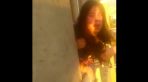 “¡Ayúdame, por favor!”: graban agresión a mujer frente a su hijo en departamento de Santiago