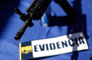 Con una AK-47 falsa: Sujetos atracan negocio de abarrotes para llevarse 500 mil pesos