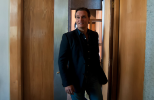 Amaro Gómez-Pablos relata la vez que Miguel Bosé se le insinuó en una disco: 