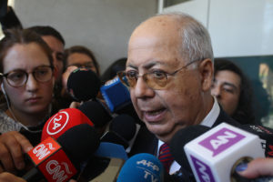 Defensa de Ezzati suspendió vista de sobreseimiento por querella contra Tito Rivera