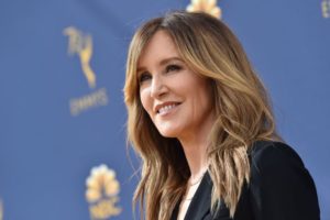 Actriz Felicity Huffman sale bajo fianza tras arresto por masivo fraude universitario