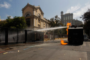Incidentes en Instituto Nacional: alumnos arrojan molotovs desde el interior