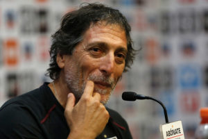 Simplemente Mario Salas: apoyó críticas de Maturana por medidores y se retiró de la conferencia por un celular