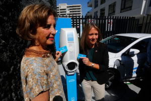 Ministras inauguran inédita electrolinera de acceso público en edificio privado