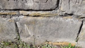 Profesora es sorprendida rayando histórico muro del Museo Castillo de Niebla