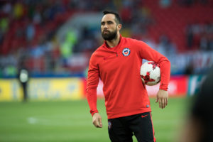 Ex preparador de la Roja por Claudio Bravo: 