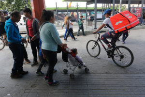 Senadores presentan proyecto para regular laboralmente los servicios de reparto