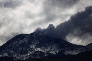 Nueva explosión en el Nevados de Chillán lanzó columna de gases a 2.700 metros
