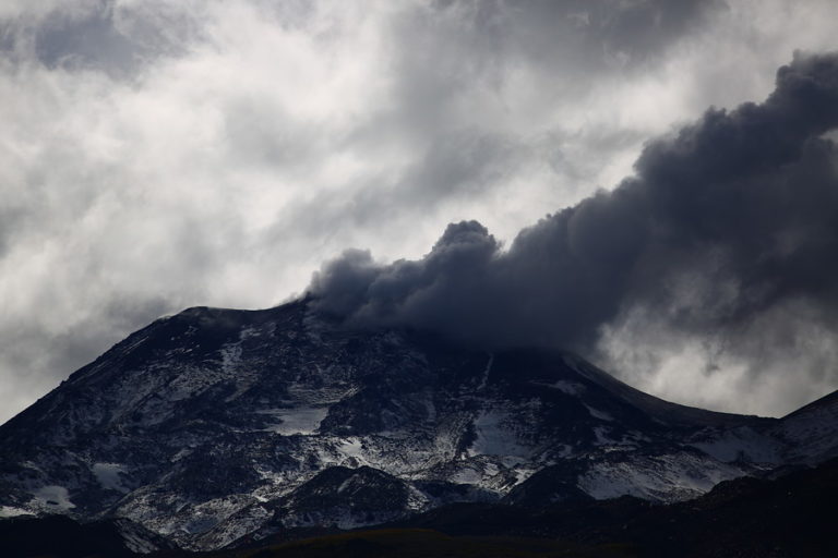 Nueva explosión en el Nevados de Chillán lanzó columna de gases a 2.700 metros