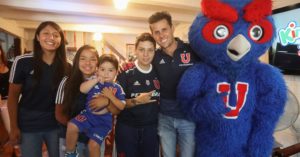 Diego Rivarola y figuras del plantel femenino de la U visitaron a Carolina Torres