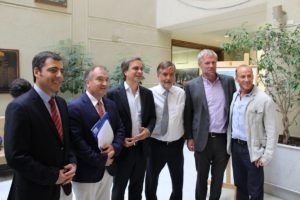 Hombres de Evópoli presentan con bombos y platillos proyecto 