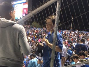 FOTOS | Hinchas de la UC funan en el estadio al militante UDI que cantó “comunistas maricones, les mataron los parientes por hueones”