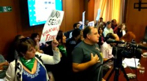 VIDEO | “¡Usted no vale nada!”: así fue la funa que se comió hijo de Julio Martínez (UDI) por dichos sobre el 8M