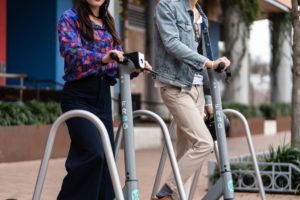 Debutaron los scooters eléctricos en Valdivia: el 90% de los usuarios se los llevaron a sus casas